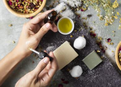 woman-using-different-skincare-products Aroma therapy tinh dầu dùng trên da